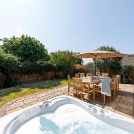 Beach house for 10 with hot tub & garden