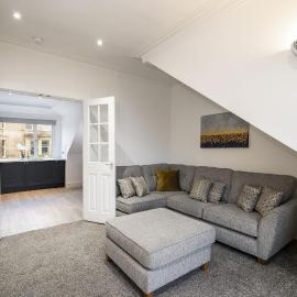 2-Bed Apartment Sleeps 5 - Near Royal Alexandria Hospital - Free Parking & Longs Stays Available