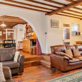 HOXNE HOUSE WEYBOURNE,N Coast sleeps 14 5 bedroom 5car parking,encl garden, less for weeks ask