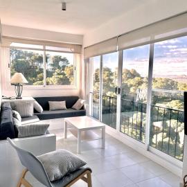 Apartamento con piscina y vistas al mar