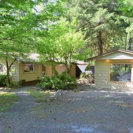 Cabin on the Creek | Hot tub, WiFi, Fireplace, Hotel in Packwood