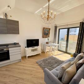 Salt Yard 1 - Stylish Whitstable Cottage - Free Parking - Beach - Harbour, Hotel in Whitstable