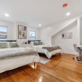 3 BDRM 2 and a Half Bath - House Private Yard Duplex, Hotel in Pittsburgh