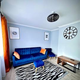 Cozy 2-Bed Detached Bungalow with Parking Woking โรงแรมในHorsell