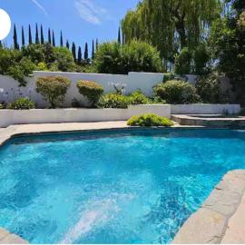 Beautiful 4BD and 3BA Pool Jacuzzi Vacation Home