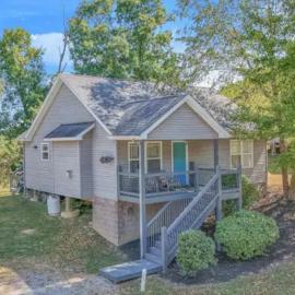 Whiskey River Lake Retreat, hotel in Taylorsville