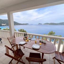 Terrace apartment with panoramic seaview，Ubli的飯店
