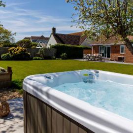 Spacious home for 8 in Witterings - walk to beach