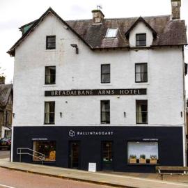 The Breadalbane Arms Room Only Hotel, hotell i Aberfeldy