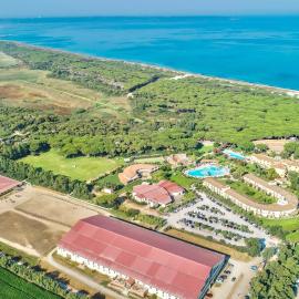 Hotel surrounded by greenery with swimming pool in Arborea just 600 meters from the sea, hotel en Arborea