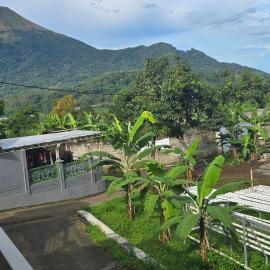 Holi Homestay Trawas, hotel v destinácii Trawas