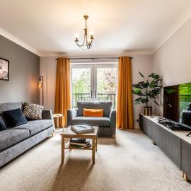 Stylish townhouse by the Quay with parking