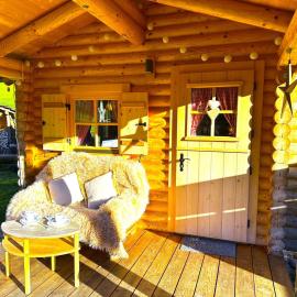 Idyllic Farm Cabin with Scenic Views and Concierge by SwissHut, hotel u gradu Zigrisvil