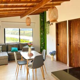 Cabaña rodeada de frutales - Granja la miel, hotel em Corrales