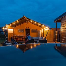 Glamping at the Tasman Cloud, מלון בLower Moutere