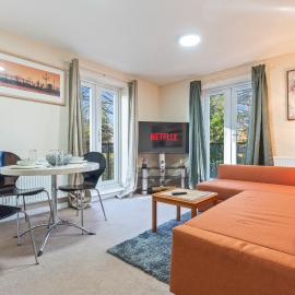 Balmoral Court -Sleeps 6 - Free Parking with Workspace - Balcony & High-Speed WiFi