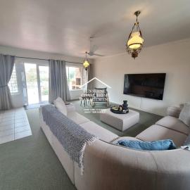 Spacious Beachside apartment, hotel in Port Alfred