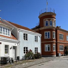 Townhouse by marina, beach & theatre