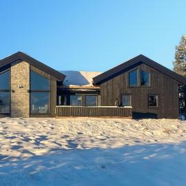 5 Bedroom Stunning Home In Løten, hotel a Løten