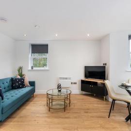 Modern 2-Bedroom Apartment, Leatherhead, Sleeps 4