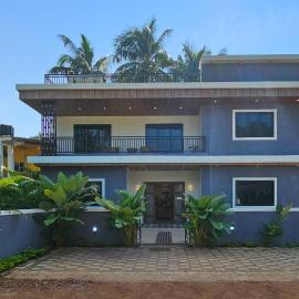 House Of Josma By There4You Tourism 200mts from Candolim Beach Private Swimming Pool and Jacuzzi, hotelli kohteessa Candolim