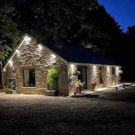 Lodge with log burner Contractors business private parking free Wi-Fi near M4, hotel in Bridgend