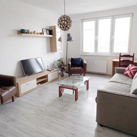 Spacious flat in wider centre of Nitra with balcony and free on-street parking, hotel em Nitra