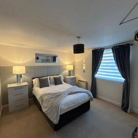 stylish two bed Ipswich apartment close to the waterfront sleeps 5 perfect for contractors leisure travel stays