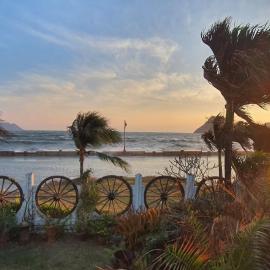 SeeSea Thai wooden house on beachfront, хотел в Прачуап Кири Кан