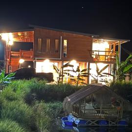 Lakeside Thai wooden House, hotell i Ban Nong Takhian