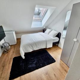 Private & Shared Stays in Lausanne, hotel em Lausana
