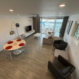 Luxury Waterfront Villa 431F Starlink Wifi, hotel in Jolly Harbour