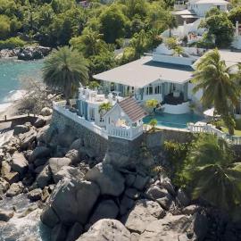 Blue Rhapsody Villa، فندق في جلاكيه