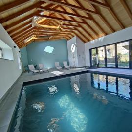 Gîte avec piscine intérieure, hotel v destinácii Moyrazès