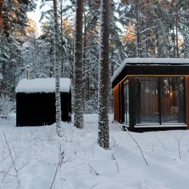 Minimaja ja saunamaja vaatega männimetsale, hotel v destinácii Syytme