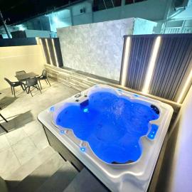 Famous beachside apt, private jacuzzi, 35K generator is a plus