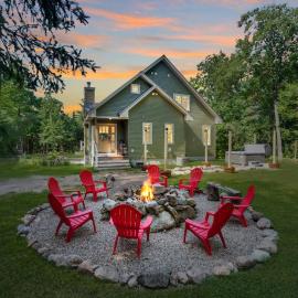 Mitten Pines Cabin Hot Tub Fire Pit, hotel u gradu 'Conway'