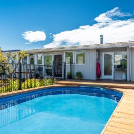 Studio Twenty5, Unique Poolside Retreat Near Nelson, hotel in Richmond