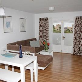 Apartamentos San Marcial، فندق في تياس