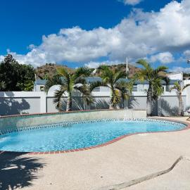Beautiful and large with private pool and solar panels, hotel di Coamo