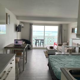 Beachfront apartment, хотел в Маригот