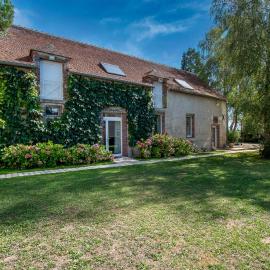 PARENTHESE 30 COUCHAGES SUR 2 GITES PISCINE 1H30 Paris CAMPAGNE CHIC、Conflans-sur-Loingのホテル