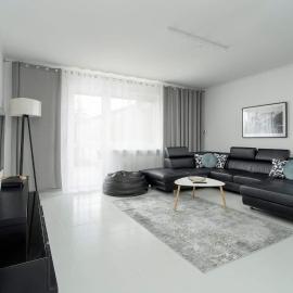 Spacious House with Balcony Ideal for Families by Noclegi Renters, hotel in Poznań