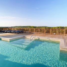 Camping les lodges du lagon, hotel di Calvisson