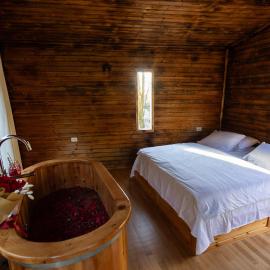 Kazerma e Cerenit, hotel Surreli városában
