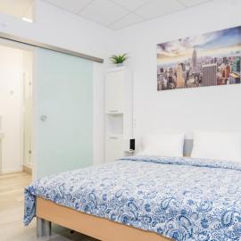 Private room #3, Queen bed, ground floor, AC, 2min to RAB, no kitchen, hotel sa Ramstein-Miesenbach