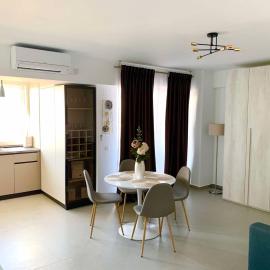 Oltenia Studio Decebal Residence Craiova، فندق في كرايوفا