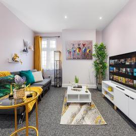 Spacious London 2-Bed Flat with a King Bed-Save on Long Stays-5 Separate Beds- Parking Available!, hotel a Barnet