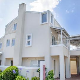 Midd's on the Beach - luxury beach front apartment, hotel u gradu Olbani