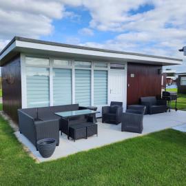 Charming 2-Bed Chalet, hotel in Selsey